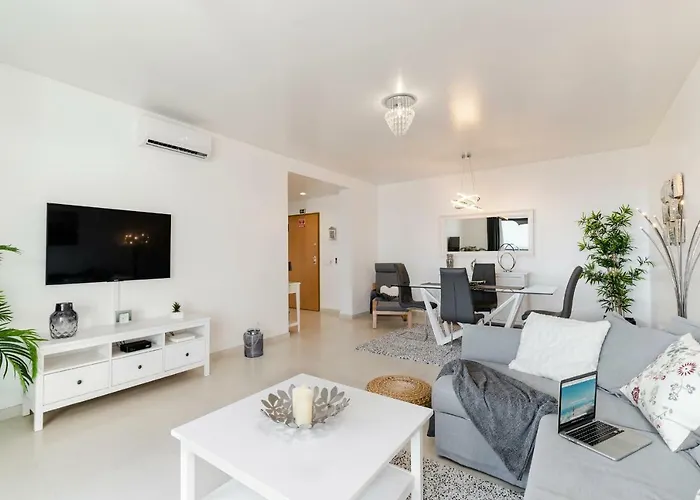 Canico Vi By An Island Apartment