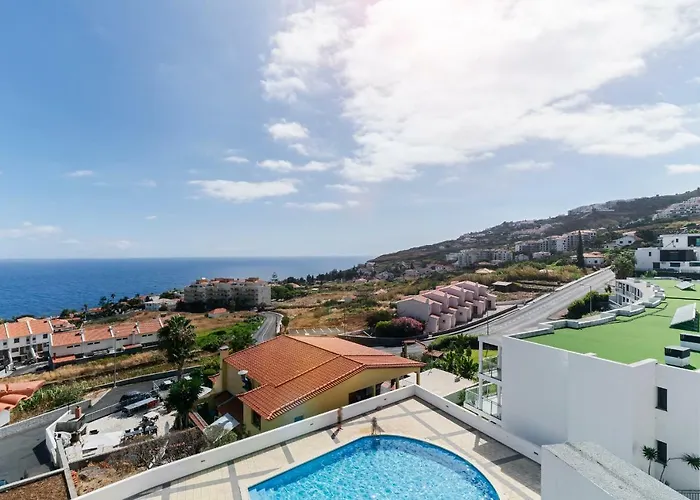 Canico Vi By An Island Apartment